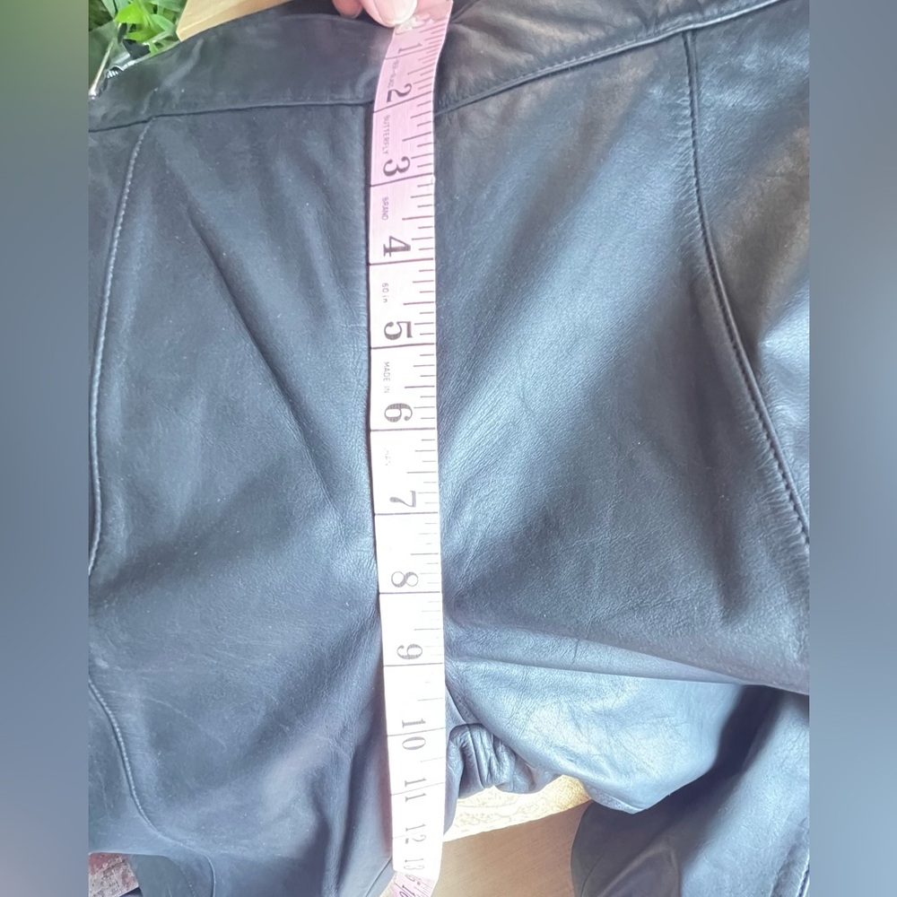 Danier black leather zip leg high waisted 
Slight flare sleek and gorgeous sz 4 - Picture 8 of 12